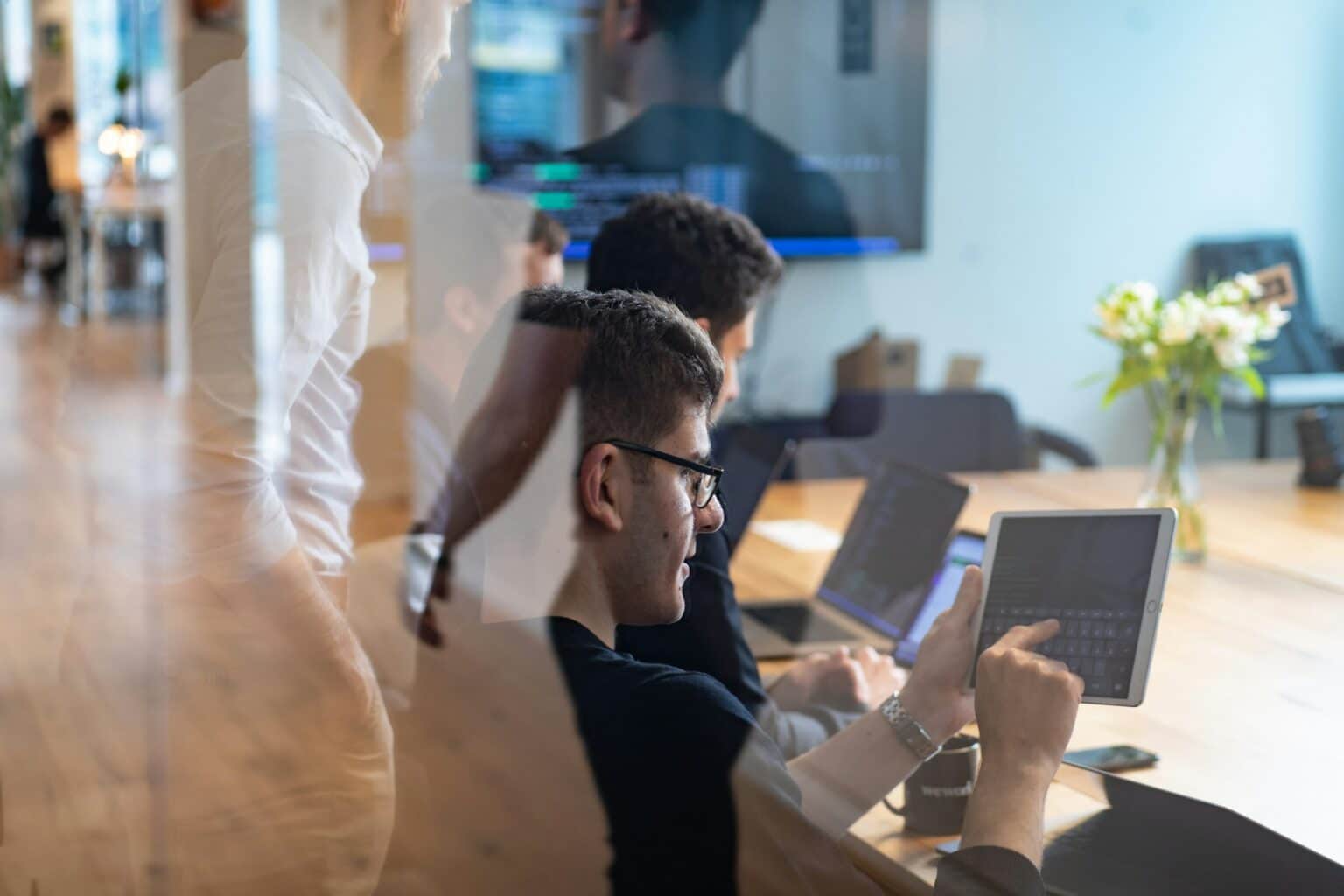 Mitarbeiter während der Potentialanalyse auf dem Tablet